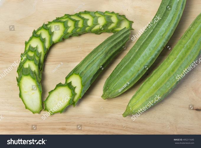Fresh Ridge Gourd (Turai / Luffa)